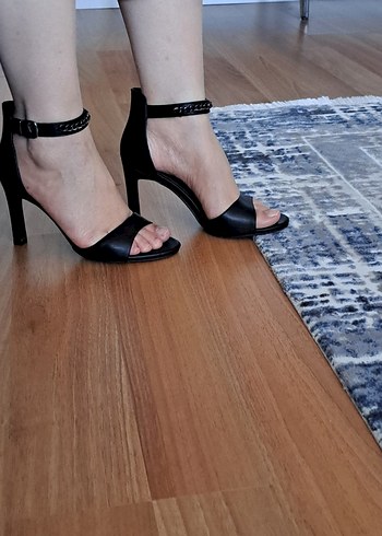 Boutique 9 Parlak Siyah Tokalı Stiletto Kadın Ayakkabı