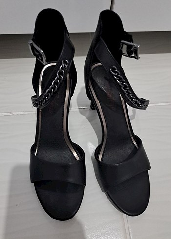37 Beden Parlak Siyah Tokalı Stiletto Kadın Ayakkabı