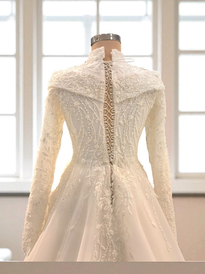 Uzun Kollu Yüksek Yakalı Beyaz Prenses Gelinlik - Görsel 5