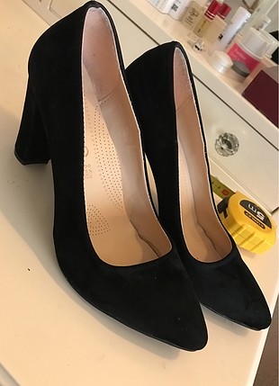 Stiletto ayakkabı kadifemsi siyah sağlamdır 