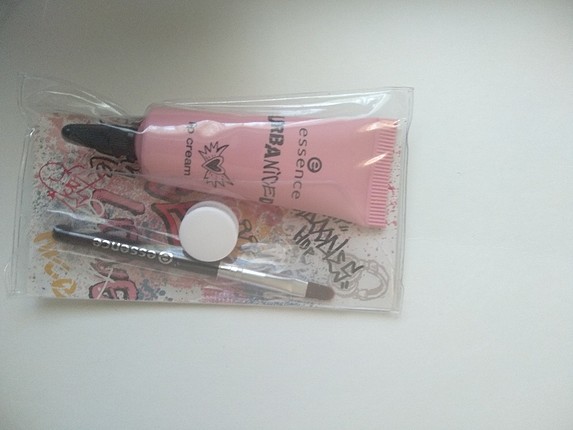 essence dudak kremi