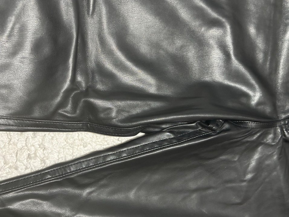 Siyah Deri Görünümlü Dar Paça Pantolon — görsel 4/6