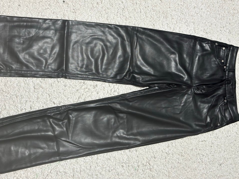 Siyah Deri Görünümlü Dar Paça Pantolon — görsel 5/6