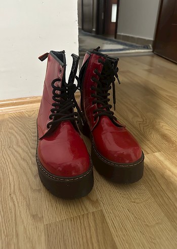 Catwalk Junkie Kirmizi Parlak Bagcikli Bot
