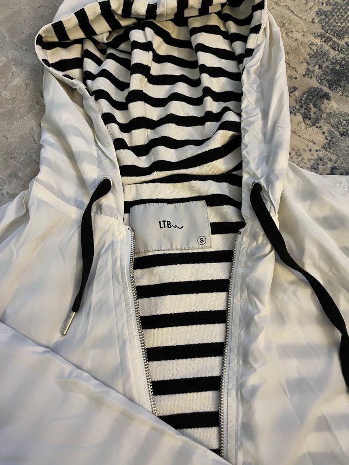 Siyah-Beyaz Çizgili Kapüşonlu Hafif Ceket — görsel 3/4