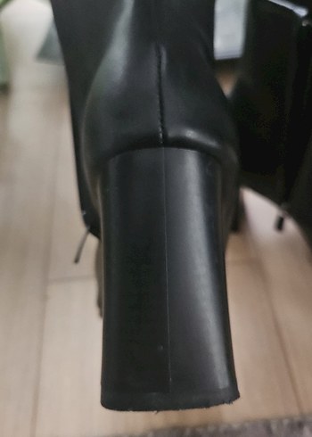 Siyah Deri Topuklu küt burun bot - Görsel 4