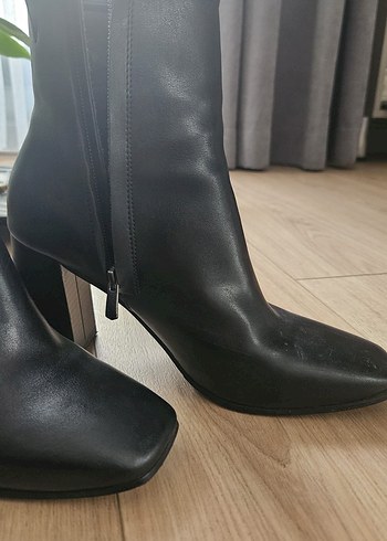Siyah Deri Topuklu küt burun bot - Görsel 2