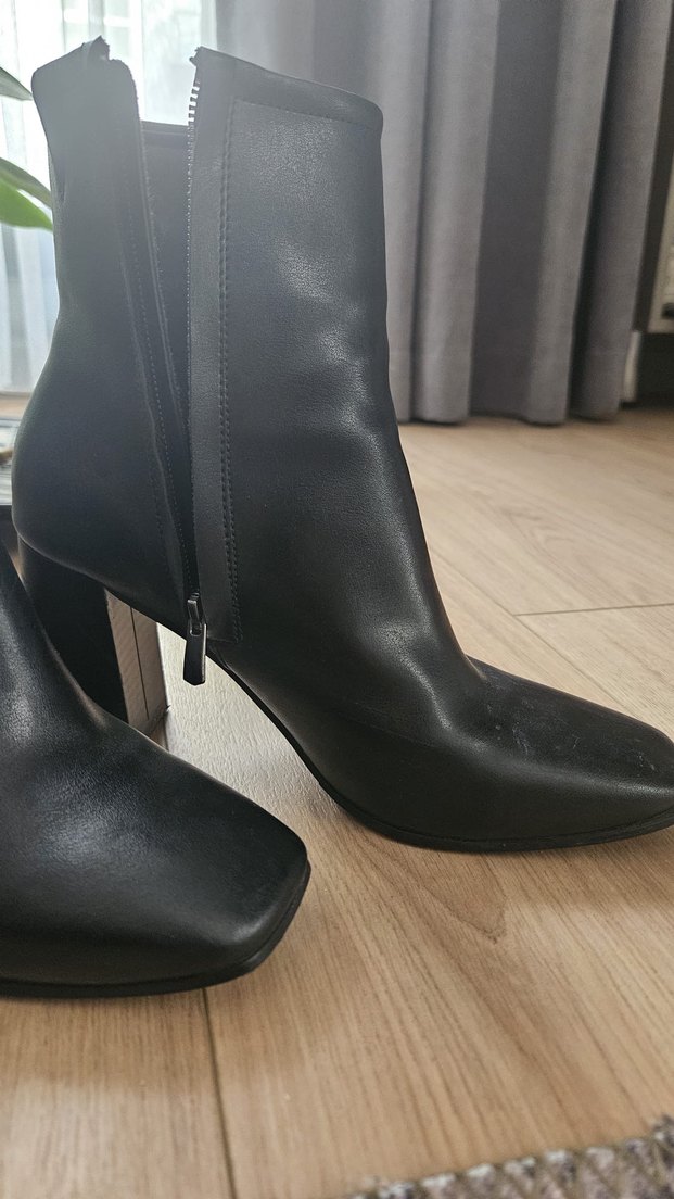 Siyah Deri Topuklu küt burun bot - Görsel 2