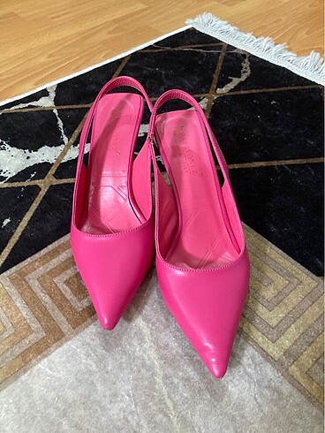 Pembe topuklu