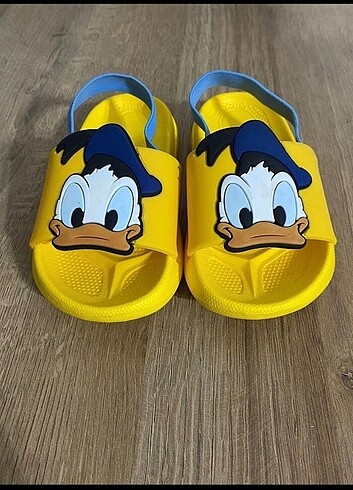Daffy duck figürlü 24 numara sandalet. Kullanılmadı. Temiz ve sa