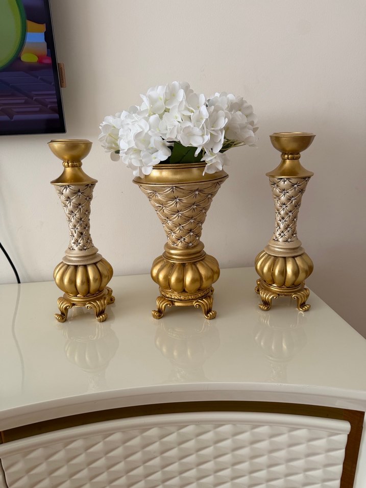 Parlak Beyaz Çiçekli Altın Renk Vazo - Görsel 3