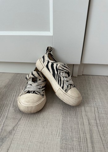 H&M Zebra Desenli Rahat Sneaker 25 Numara Sadece Kirli Hasar Yok