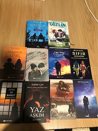 Çeşitli kitaplar.