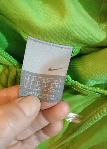 s Beden yeşil Renk Nike yağmurluk S ve M beden uygun 