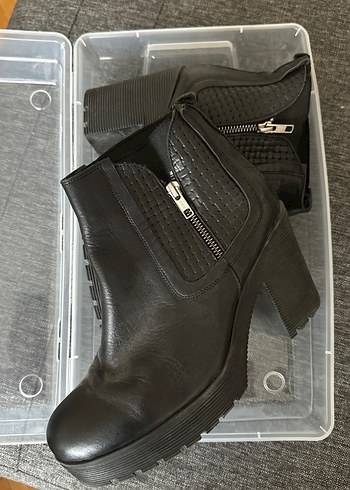 Elle Sehir Stiline Uygun Siyah Deri Bilek Bot