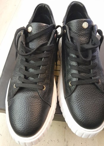 Elle Siyah Deri Sneaker Siklik Ve Rahatlik Bir Arada