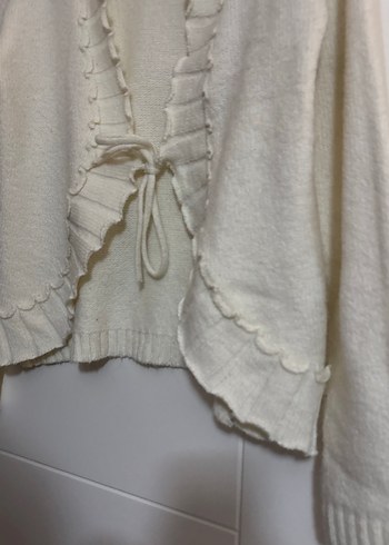 Beyaz Volanlı Kadın Triko Hırka - Görsel 3