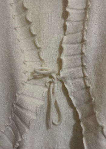 Beyaz Volanlı Kadın Triko Hırka - Görsel 2