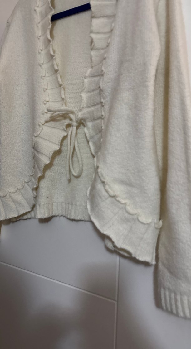 Beyaz Volanlı Kadın Triko Hırka - Görsel 3