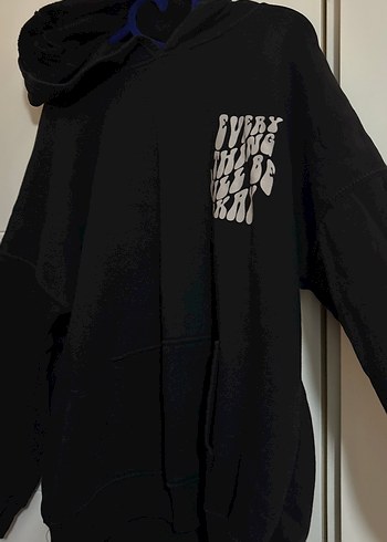Siyah kapüşonlu arkası ve önü yazıllı sweat - Görsel 5