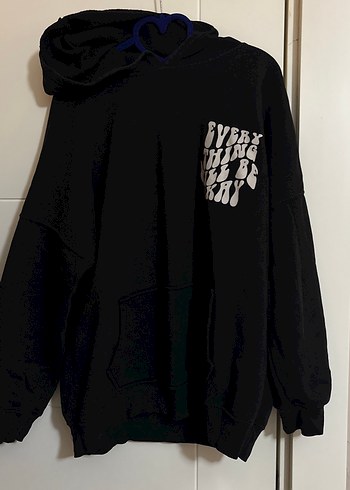Siyah kapüşonlu arkası ve önü yazıllı sweat - Görsel 2
