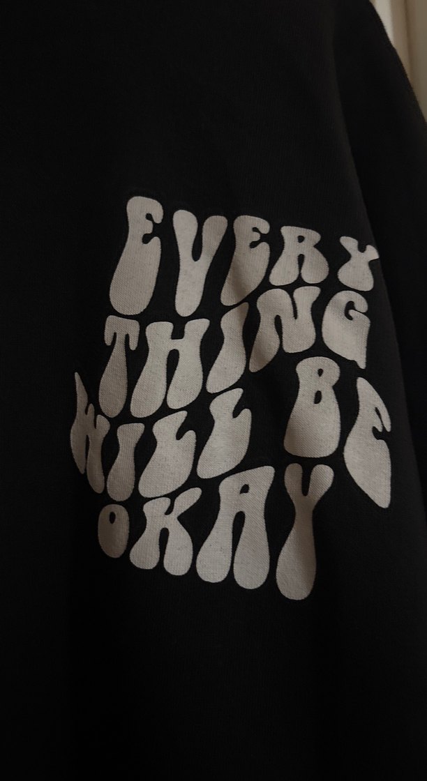 Siyah kapüşonlu arkası ve önü yazıllı sweat - Görsel 4