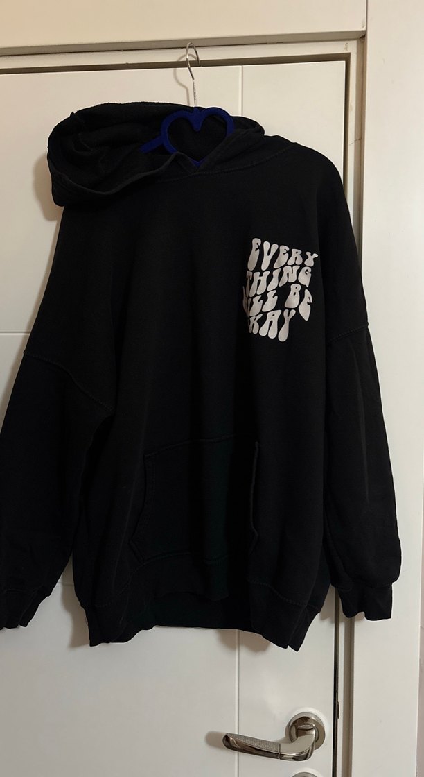 Siyah kapüşonlu arkası ve önü yazıllı sweat - Görsel 2