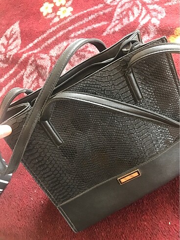 Siyah yılan derisi detaylı kol çantası