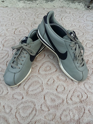 Nike Orjinal Nike hiçbir sorunu yok sadece ön kısmında ufaktan aşınm
