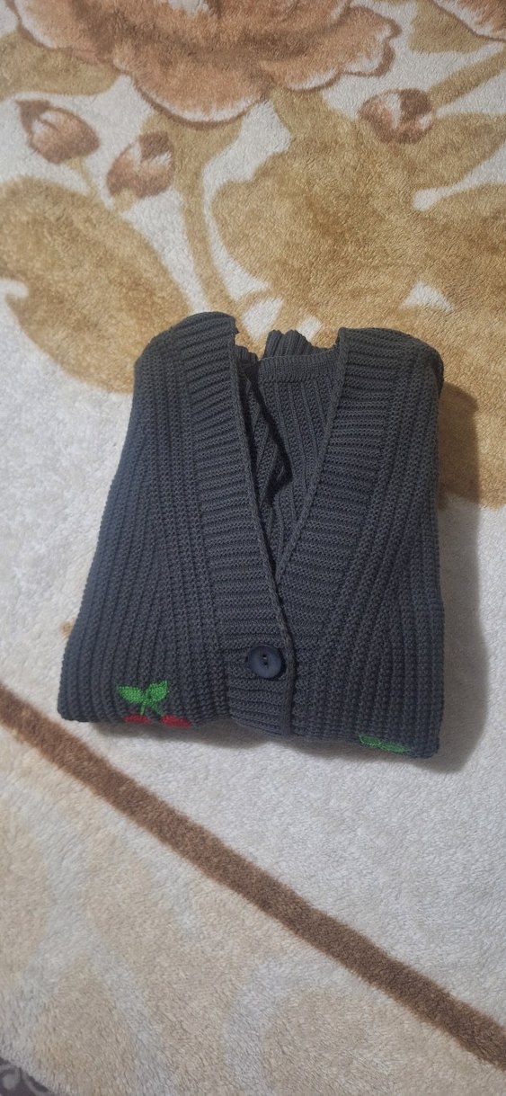 Koyu Gri Kirazlı Triko Hırka  Rahat ve Şık! — görsel 5/6
