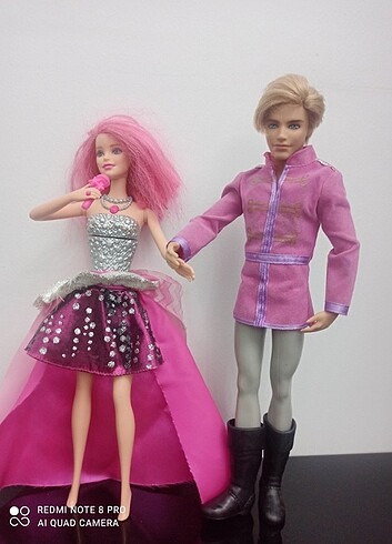 Ken bebek ve şarkı söyleyen Barbie 