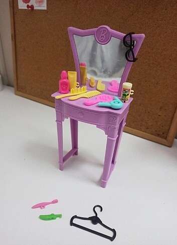 Barbie makyaj masası ve oyuncakları 