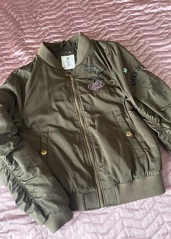 Sırt baskılı kız çocuk mont - Görsel 4