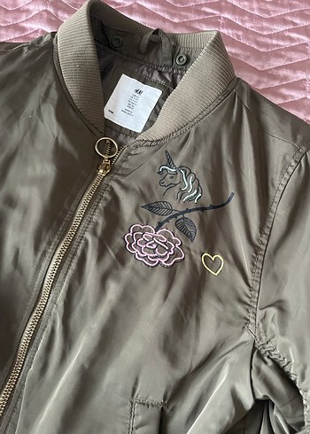 Sırt baskılı kız çocuk mont - Görsel 3