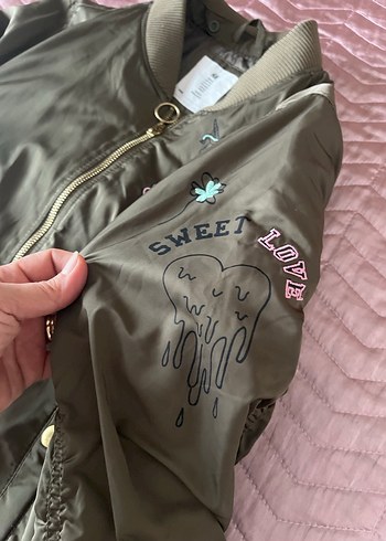 Sırt baskılı kız çocuk mont - Görsel 5