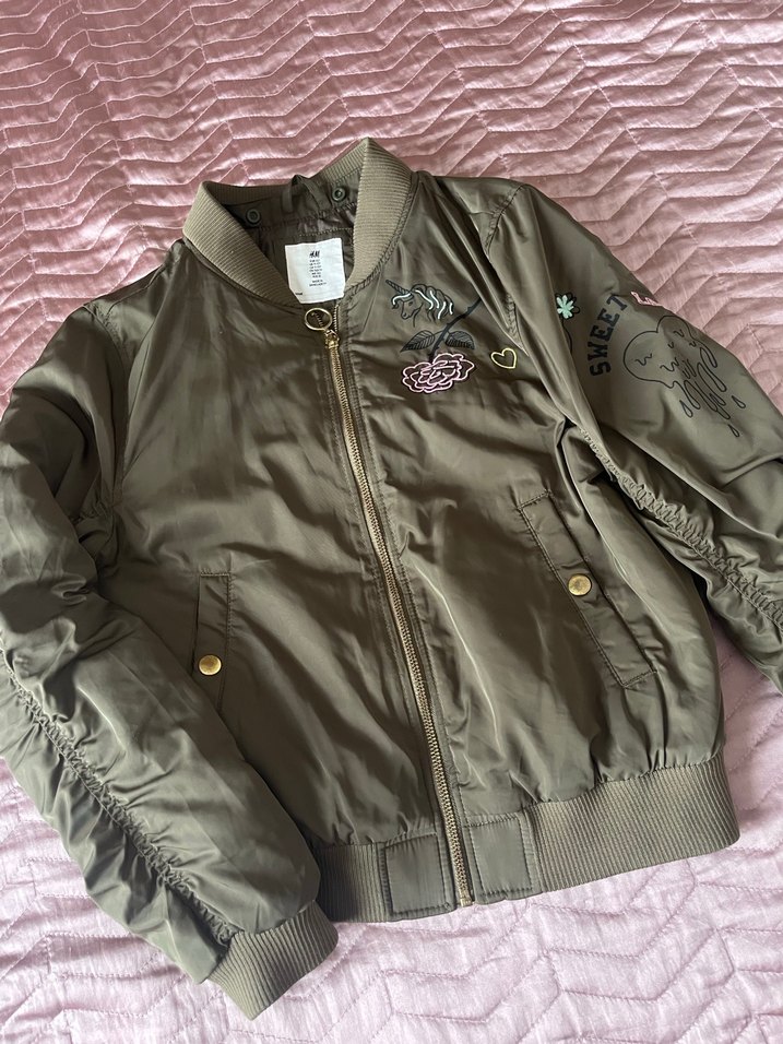 Sırt baskılı kız çocuk mont - Görsel 4