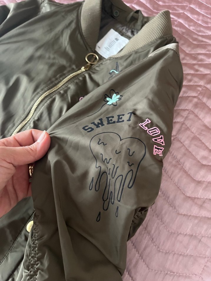 Sırt baskılı kız çocuk mont - Görsel 5