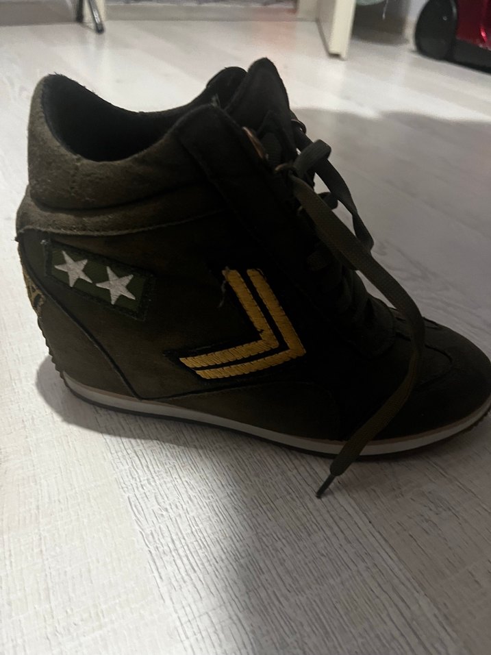 Haki Süet Bağcıklı Sneaker — görsel 2/8