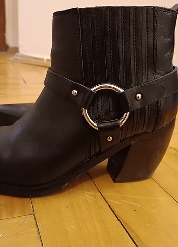 Elle Elle Western Bot
