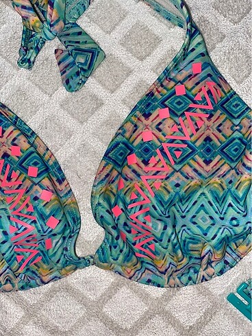 l Beden Bikini üstü