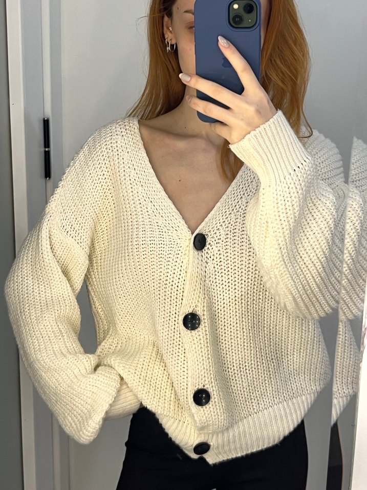 Beyaz V Yaka Örgü Salaş Hırka - Görsel 2