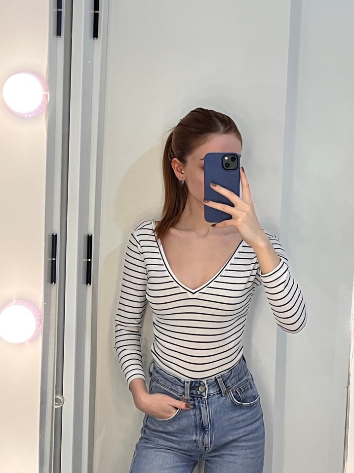 Bej Çizgili V Yakalı Uzun Kollu Kadın Tişört - Görsel 2