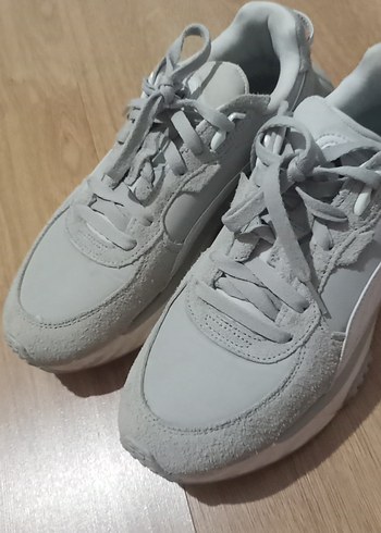 42 Beden beyaz Renk Orjinal puma 42 numara erkek