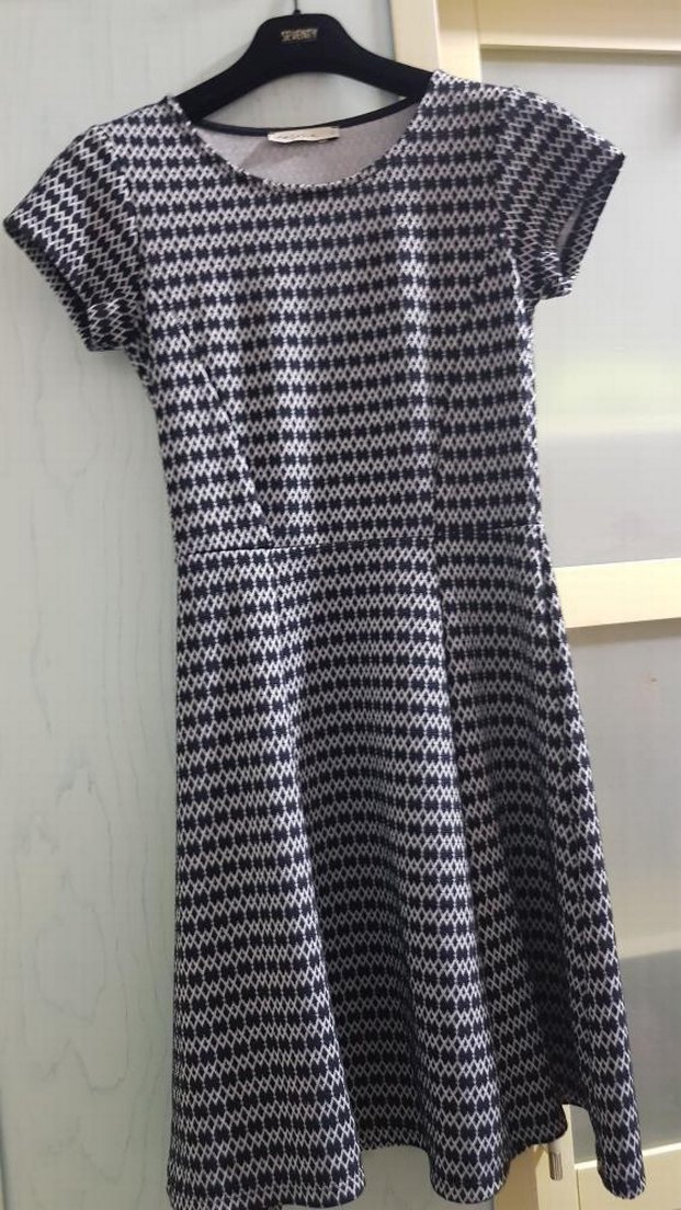 Gri V Yaka Midi Desenli Kısa Kollu Elbise - Görsel 4