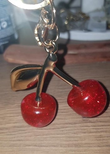 Diğer Parlak Gold kaplama Kırmızı Kirazlı Kadın Anahtarlık