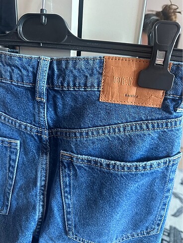 36 Beden mavi Renk Bershka mom jean