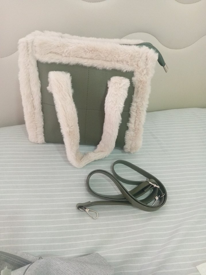 Beyaz Kürk Detaylı Kadın El Çantası - Görsel 2