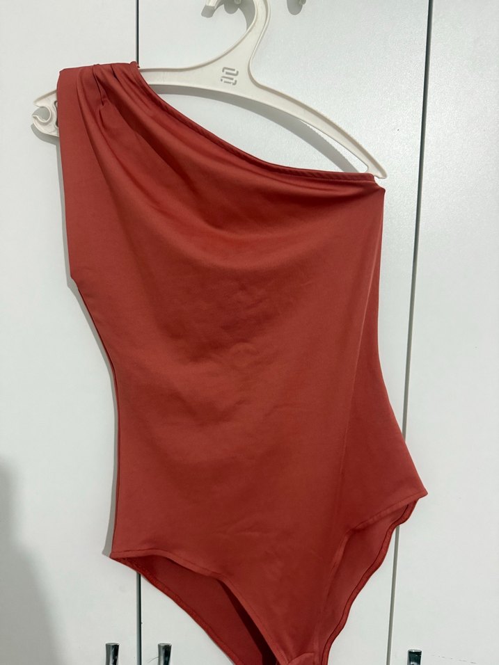 Kırmızı Drapeli Tek Omuz bluz - Görsel 3