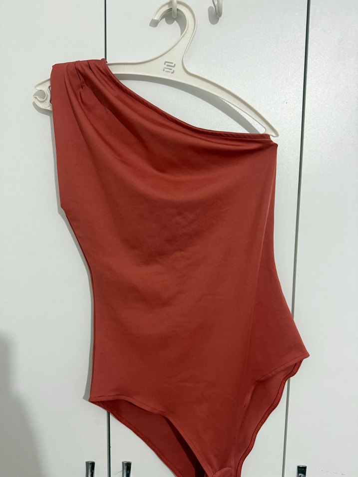 Kırmızı Drapeli Tek Omuz bluz - Görsel 2