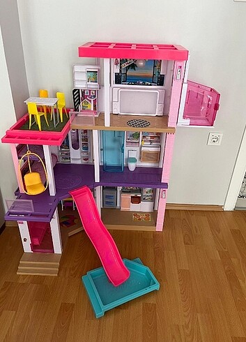  Barbie evi